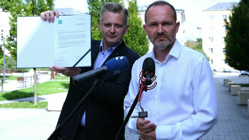 Europoseł Krzysztof Hetman (z prawej) i Jakub Stefaniak wezwali prezydenta Andrzeja Dudę do zwołania Rady Bezpieczeństwa Narodowego w sprawie tzw. „afery wizowej”. 