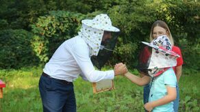 Pierwsze miodobranie w miejskiej pasiece. Czuć nawłoć 