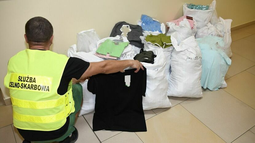 Funkcjonariusze służby celno-skarbowej skonfiskowali na stoisku Bułgara ok. 1500 sztuk odzieży 