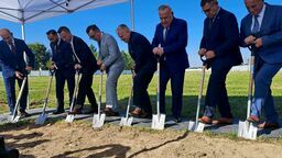 Symboliczne rozpoczęcie budowy bez symbolicznego wbicia łopaty i podpisania aktu erekcyjnego odbyć się nie może