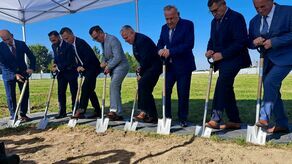 Symboliczne rozpoczęcie budowy bez symbolicznego wbicia łopaty i podpisania aktu erekcyjnego odbyć się nie może