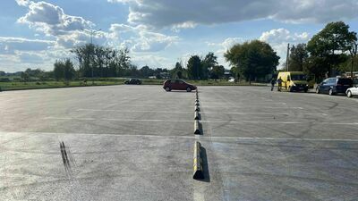 Czy zamontowane na parkingu przy Ciesielczuka spowalniacze powstrzymają amatorów nocnej, ostrej jazdy? Czas pokaże