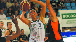 Elin Gustavsson (z piłką) prawdopodobnie będzie jedną z liderek Polskiego Cukru AZS UMCS Lublin
