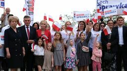 Wojewoda Lech Sprawka, kandydat Zjednoczonej Prawicy na senatora z Lublina, na wiec przyszedł z małżonką., Ewą. 