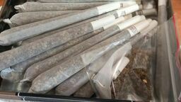 Z części swojego suszu 31-latek zdążył już przygotować skręty