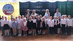 Pierwszoklasiści z SP Nr 23 w Lublinie podczas uroczystego rozpoczęcia roku szkolnego z wychowawczynią Małgorzatą Małecką (na zdjęciu pierwsza z prawej) i dyrektorkami placówki (od lewej): Elizą Czerniakowską (wicedyrektor), Renatą Kwiatosz (po. dyrektora) i Marzeną Szymczakowską (wicedyrektor).