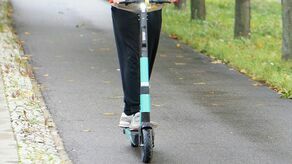 Wężykiem na hulajnodze. Ta przejażdżka kosztowała 2,5 tys. zł