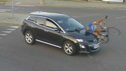 Potrącony przez samochód rowerzysta trafił do szpitala z poważnymi obrażeniami