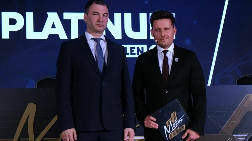 Jakub Kępa (z prawej), prezes Platinum Motoru Lublin z Januszem Fudałą, prezesem zarządu Orlen Oil, chwilę po tym jak ogłoszono sponsora tytularnego i nazwę lubelskiej drużyny na sezon 2023.