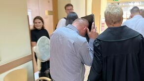 W środę oskarżony ksiądz w sądzie pokazał się bez koloratki. Zasłaniał twarz na wszystkie możliwe sposoby 