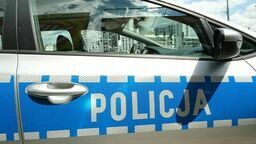 By wejść do mieszkania, w którym ukrywał się 37-latek, policjanci musieli skorzystać z pomocy strażaków