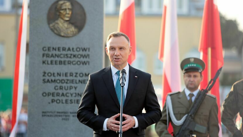 Prezydent Adrzej Duda przy odsłoniętym wczoraj z jego udziałem pomniku Generała Kleeberga