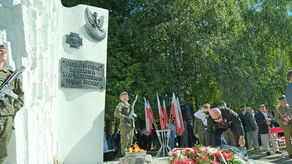 Składanie wieńców pod pomnikiem obrońców Lublina