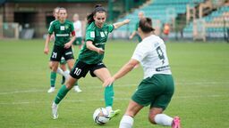 Dorota Hałatek (przy piłce) zdobyła w sobotnim meczu jedną z bramek
