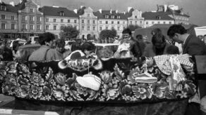 Handel uliczny dawniej. Zobacz lubelskie targowiska w czasach PRL