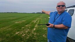 To może nie wygląda jakoś spektakularnie, bo trawa na nowym pasie dopiero wschodzi, ale warunki do startów i lądowań są diametralnie lepsze niż wcześniej – zapewnia Mirosław Pieczykolan