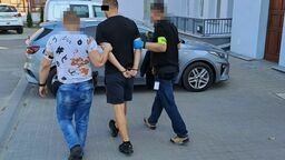 Młody człowiek został zatrzymany przez policję, a sąd uznał, że należy go aresztować