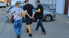 Młody człowiek został zatrzymany przez policję, a sąd uznał, że należy go aresztować