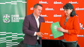 Prezes Rafał Walczak i prezes Anna Sztal po podpisaniu umowy