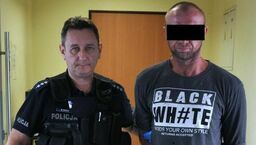 Zatrzymany mężczyzna prowadzony przez policjanta