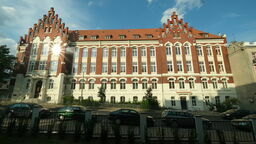 Zespół Szkół Ekonomicznych im. Vetterów z ul. Bernardyńskiej od września korzysta z sal w pobliskim Młodzieżowym Domu Kultury nr 2 i kościele rektoralnym przy ul. Królewskiej