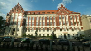 Zespół Szkół Ekonomicznych im. Vetterów z ul. Bernardyńskiej od września korzysta z sal w pobliskim Młodzieżowym Domu Kultury nr 2 i kościele rektoralnym przy ul. Królewskiej