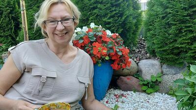 Co do Chmielewskiej to nie tylko ja, ale całe pokolenie kobiet, do którego należę, czyli dziewczyn dorastających w latach 70., 80., 90., zaczerpnęło od niej zbawienny łyk życiowej filozofii. Jesteśmy po prostu jej dłużniczkami, osobiście jestem jej wdzięczna za tę myśl: dasz radę, choćby nie wiem co – mówi Katarzyna Droga


 

