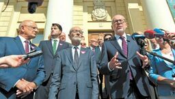 W co gra radny Nowak?