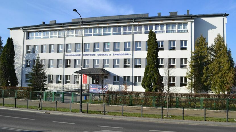 RCEZ to największa szkoła w całym powiecie biłgorajskim, ale też jedna z największych w województwie. W 48 oddziałach kształci ok. 1350 młodych ludzi. Znaczna część uczniów pochodzi z gmin, w których funkcjonowały PGR-y. Stąd dotacja z Polskiego Ładu