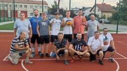 Wola Stars w towarzystwie organizatorów turnieju w Nowej Woli