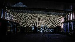 W doprowadzenie wnętrz poczekalni do stanu, który umożliwi wykorzystanie jej na cele artystyczne pomagają bezdomni oraz młodzież z ośrodka wychowawczego