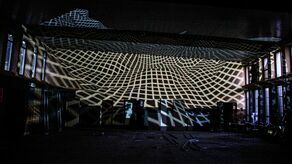 W doprowadzenie wnętrz poczekalni do stanu, który umożliwi wykorzystanie jej na cele artystyczne pomagają bezdomni oraz młodzież z ośrodka wychowawczego