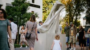 Rzeźba zatytułowana "Rybak" została zaprojektowana przez Eugeniusza Pola, a wykonana w Pracowni Sztuk Plastycznych w Lublinie. Po raz pierwszy odsłonięto ją w 1964 roku. Teraz ponownie, po renowacji. Nadal stoi przed budynkiem ZDK, ale jest lepiej eksponowana