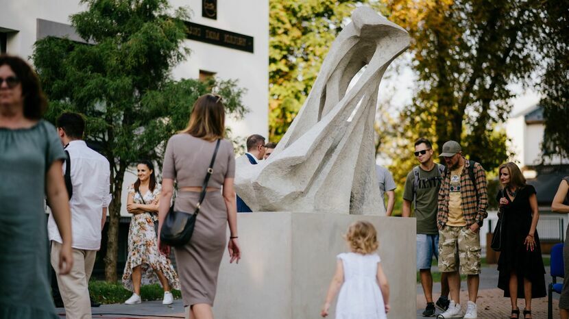 Rzeźba zatytułowana "Rybak" została zaprojektowana przez Eugeniusza Pola, a wykonana w Pracowni Sztuk Plastycznych w Lublinie. Po raz pierwszy odsłonięto ją w 1964 roku. Teraz ponownie, po renowacji. Nadal stoi przed budynkiem ZDK, ale jest lepiej eksponowana