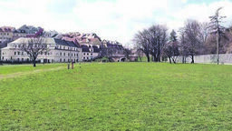 Jednym z pierwszych projektów zgłoszonych w ramach programu ma być rewitalizacja Błoni pod Zamkiem. Miasto zamówiło wykonanie zamiennej dokumentacji projektowo-kosztorysowej dla budowy w tym miejscu parku. Wykona ją pracownia Zielone Kreski z Lublina