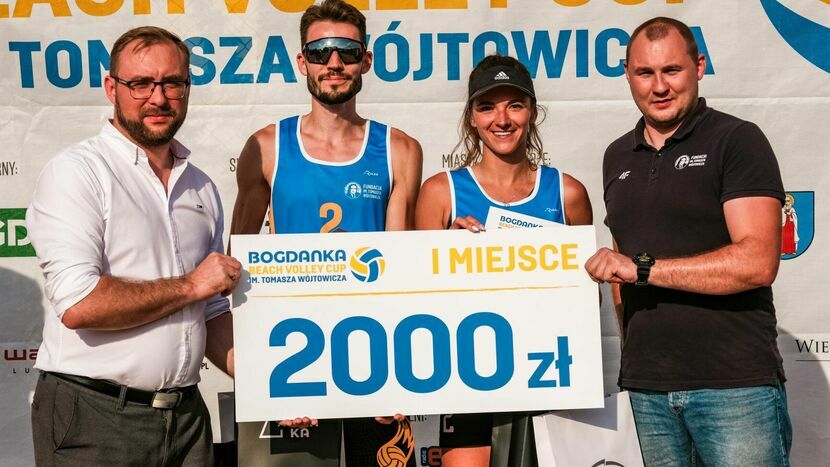 Zwycięska para 2. edycji turnieju siatkówki plażowej Bogdanka Beach Volley Cup im. Tomasza Wójtowicza