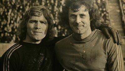 Zygmunt Kalinowski (z lewej) i Jan Tomaszewski do ostatniej chwili rywalizowali o miejsce w wyjściowym składzie na mecz z Anglią. Ostatecznie trener Kazimierz Górski zdecydował się postawić na Tomaszewskiego. Nie mylił się. Bramkarz ŁKS Łódź zatrzymał rywali, a biało-czerwoni po „zwycięskim” remisie po 40 latach znowu zapewnili sobie grę w finałach Piłkarskich Mistrzostw Świata

