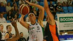 Dobra postawa Elvin Gustavsson (z piłką) nie wystarczyła do odniesienia zwycięstwa w Poznaniu