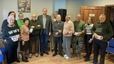 Ta grupa krasnostawskich seniorów swoje opaski bezpieczeństwa już ma