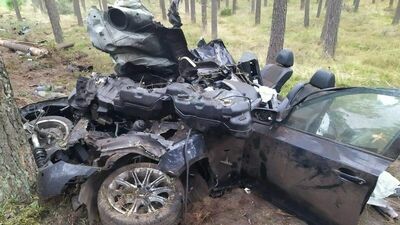 Auto roztrzaskało się na kawałki. Lekarze walczą o życie kierowcy
