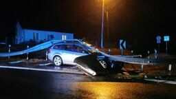 Na podwójnym gazie uderzył w barierę energochłonną 