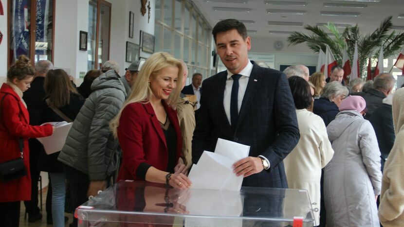 Poseł Dariusz Stefaniuk podczas głosowania z żoną 