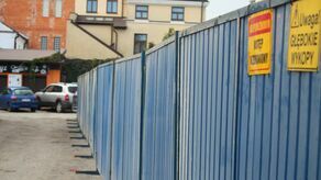 Szukają synagogi na Szkolnym Dworze. Parking zagrodzony 