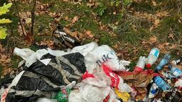 Śmieciarz nie zatarł po sobie śladów