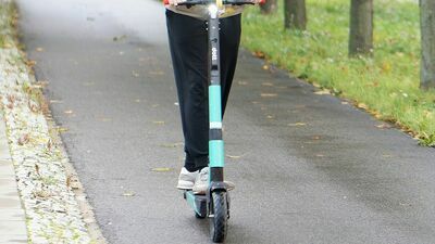 Pijani na hulajnogach śmigali przez miasto. Aż spotkali ich policjanci