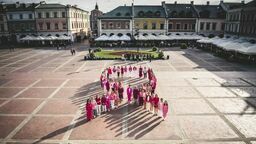 Tym wspólnym zdjęciem pracownice wielu miejskich instytucji zainicjowały w Zamościu akcję #azbadajtochallenge