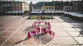 Tym wspólnym zdjęciem pracownice wielu miejskich instytucji zainicjowały w Zamościu akcję #azbadajtochallenge