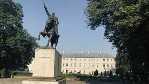 Pałac Zamoyskich to potężny gmach o powierzchni 6 tys. 570 m. kw. A na jego głównym, rozległym dziedzińcu rośnie wiele pięknych drzew. Tu też znajduje się pomnik Hetmana Jana Zamoyskiego