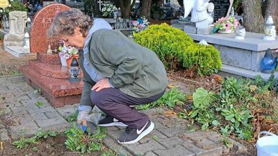 Pani Zofia uporządkowała we wtorek grób swoich zmarłych 25 lat temu wnuków. Na cmentarzu przy ul. Braterstwa Broni spoczywają również jej mąż i syn