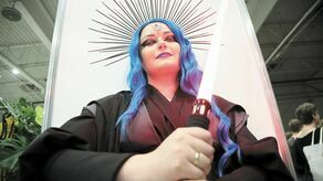 Macki z kulą ognia z marketu i malowane trytytki. To czasochłonne hobby, ale nie musi być kosztowne